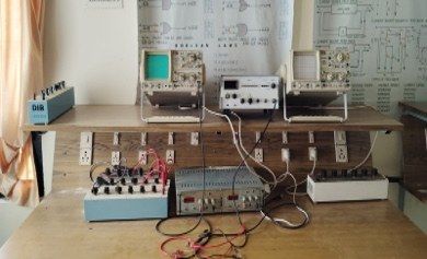 Analog Electronics Laboratory EE105, oscilloscopes and trainer kits on the bench