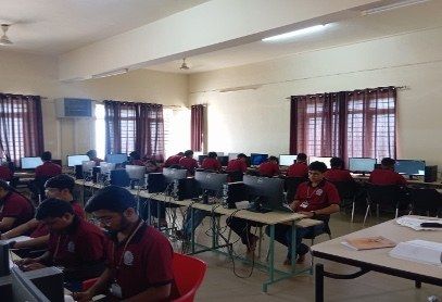Data Structures and Algorithms Lab, students at workstations