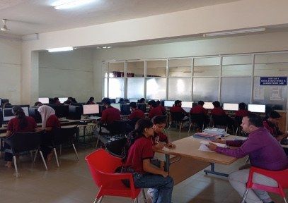 Data Analytics Lab, students at workstations