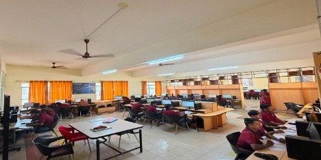 Computer laboratory 118A with students at workstations