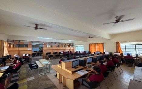 Computer laboratory 118B with students at workstations