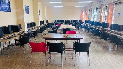 Extended Lab 1, rows of workstations and study tables
