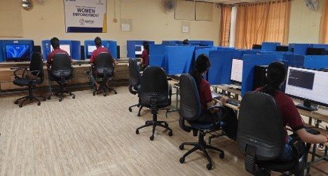 Laboratory A123A, students at workstations
